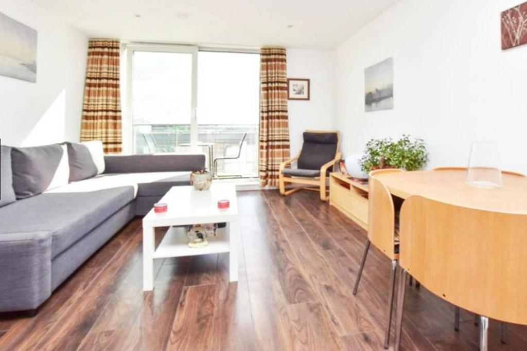 New Stylish 1 Bedroom Flat Stunning Balcony Views Brentford Dış mekan fotoğraf